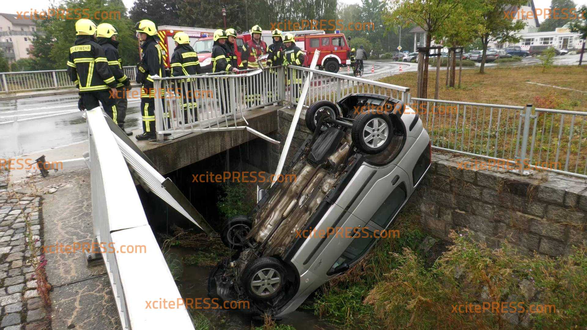 Aquaplaning-Crash: PKW kracht durch Geländer und landet kopfüber in Bach: Fahrerin konnte sich selbst befreien - leicht verletzt