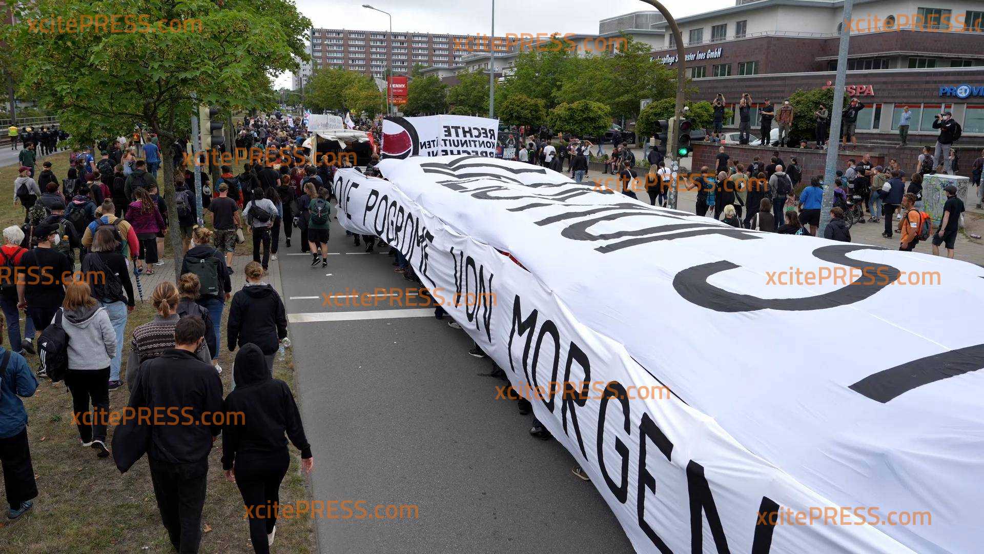 Demonstration gegen Rassismus zum Gedenken an Ausschreitungen in Lichtenhagen: Tausende demonstrieren