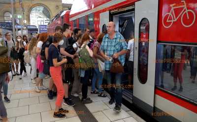 Letzter Tag des 9-Euro-Tickets: Bahn-Kunden wünschen sich in Vox Pops Nachfolge-Modell - Großer Andrang auf den Bahnsteigen des Dresdner Hauptbahnhofs - Menschen wollen das Sonderticket nochmal richtig „ausfahren