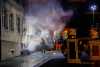 Sperrmüllbrand greift auf Wohnhaus über: Feuerwehr muss Bewohner aus Gebäude retten