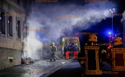 Sperrmüllbrand greift auf Wohnhaus über: Feuerwehr muss Bewohner aus Gebäude retten