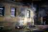Sperrmüllbrand greift auf Wohnhaus über: Feuerwehr muss Bewohner aus Gebäude retten