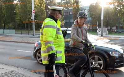 Polizei-Verkehrskontrolle mal ganz anders... Beamte halten Radfahrer an, um sie für richtiges Verhalten zu belohnen! Einmalige Aktion in sächsischer Landeshauptstadt sorgt erst für Sorge, dann aber für Freude bei den Bikern...: Für richtiges Verhalten gibt es von den Polizisten einen 15-Euro-Gutschein, bei Fehlern droht ein Bußgeld oder eine Anzeige