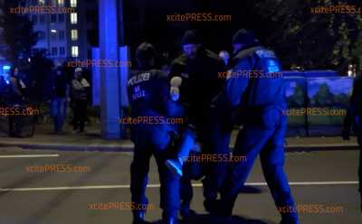 Mindestens 5 Sitzblockaden! Angespannte Stimmung bei Energie-Großdemo und Gegenprotest in sächsischer Messestadt - Leipzig wird immer mehr zum Demo-Hotspot, Hunderte Menschen auf der Straße, linke Demonstranten werden von Polizisten von der Straße gezerrt (ON TAPE): Polizei hat alle Hände voll zu tun: Großaufgebot muss beide Lager immer wieder aufwendig trennen