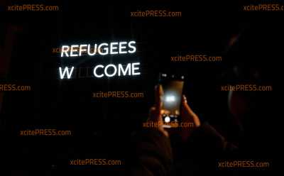 Verwirrende Flüchtlings-Botschaft könnte für harte Diskussionen sorgen - Neue Kunstinstallation leuchtet in Dresdner Innenstadt: „Refugees Willcome