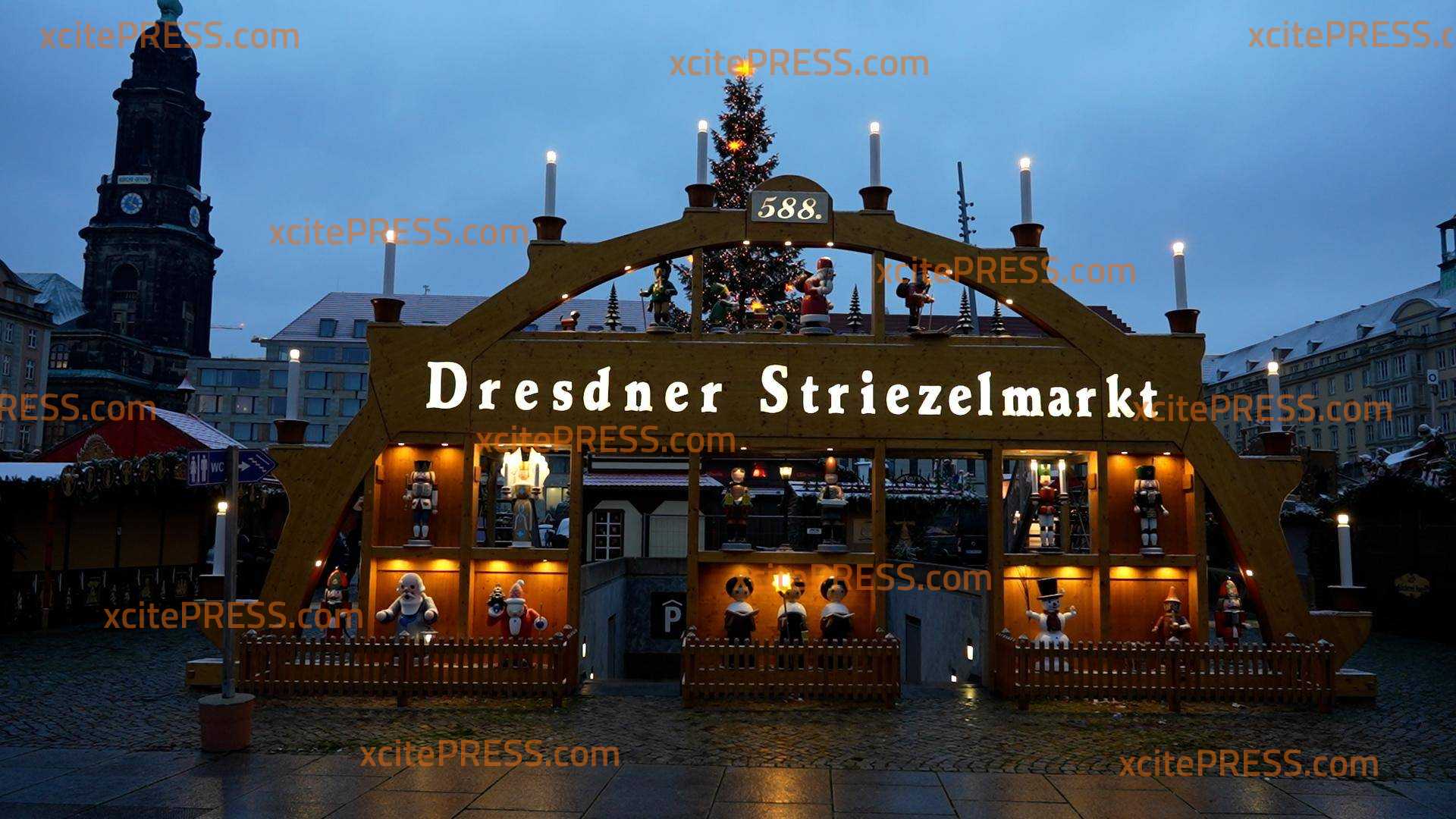 Bei winterlichem Schneefall: Beleuchtungsprobe für den Dresdner Striezelmarkt! Schwibbogen-Lichter leuchten auf, Pyramide mit Weihnachts-Figuren dreht sich - Buden mit weißen Schneeflocken bezuckert: In wenigen Tagen soll Deutschlands ältester Weihnachtsmarkt nach 2 Jahren Zwangspause endlich wieder öffnen