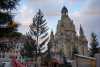 Hässlichster Weihnachtsbaum Deutschlands? „Ich bin erstmal erschrocken" - Vor der weltbekannten Dresdner Frauenkirche steht jetzt eine ziemlich lichte Fichte: Touristen und Einheimische belustigen sich über den Weihnachtsbaum und schütteln den Kopf, trotzdem ist die Vorfreude auf Weihnachten bei den Dresdnern ungebremst