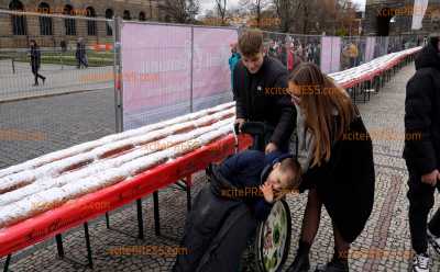 Weihnachts-Weltrekord in Dresden geknackt! Ein Kilometer langer Stollen vor der weltbekannten Semperoper - „Der größte Stollen der Welt