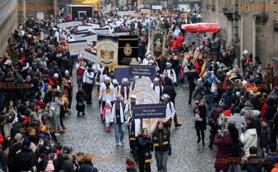 Beeindruckendes Stollen-Fest am zweiten Adventswochenende in Sachsens Landeshauptstadt! Nach zwei Jahren Corona-Pause wird in Dresden wieder die Advents-Köstlichkeit groß gefeiert: Tausende Schaulustige begleiten den feierlichen Umzug durch die historische Altstadt