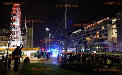 Energie-Montagsdemo zieht direkt am Weihnachtsmarkt vorbei - Doch Besinnlichkeit ist nicht zu spüren! Wieder aggressive Stimmung bei Demo in Leipzig - Gegenprotest bremst Demonstranten mit Sitzblockade aus,  Polizei zerrt Linke von der Straße, vier Hundertschaften müssen beide Lager aufwendig trennen: Einfach keine Ruhe bei den Demos in Leipzig, trotz beschlossener Entlastungspakete ziehen Hunderte über den Ring