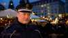 Ungewöhnliche Polizei-Kontrolle auf dem Dresdner Striezelmarkt! Glühwein-Streife lässt Weihnachtsmarkt-Besucher ins Röhrchen pusten: „Ich habe schon neun Glühwein getrunken!" - Polizei misst Atemalkoholwert und will Betrunkene motivieren, das Auto stehen zu lassen: Weihnachtsmarkt Besucher sollen betrunken unbedingt mit dem ÖPNV nach Hause - ausführliche Töne und Schnittbilder