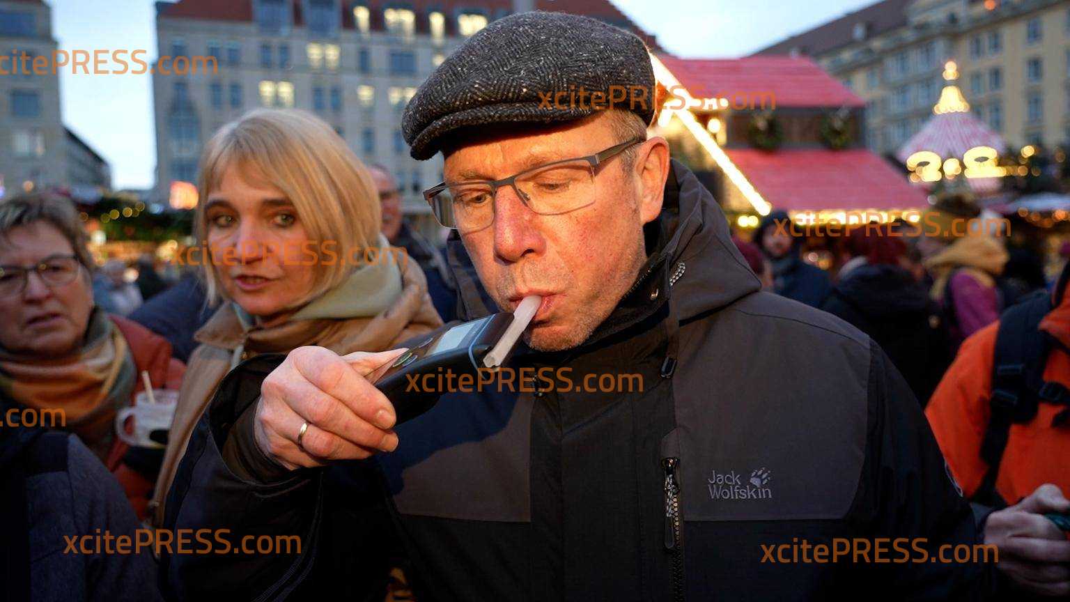 Ungewöhnliche Polizei-Kontrolle auf dem Dresdner Striezelmarkt! Glühwein-Streife lässt Weihnachtsmarkt-Besucher ins Röhrchen pusten: „Ich habe schon neun Glühwein getrunken!