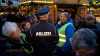 Ungewöhnliche Polizei-Kontrolle auf dem Dresdner Striezelmarkt! Glühwein-Streife lässt Weihnachtsmarkt-Besucher ins Röhrchen pusten: „Ich habe schon neun Glühwein getrunken!" - Polizei misst Atemalkoholwert und will Betrunkene motivieren, das Auto stehen zu lassen: Weihnachtsmarkt Besucher sollen betrunken unbedingt mit dem ÖPNV nach Hause - ausführliche Töne und Schnittbilder