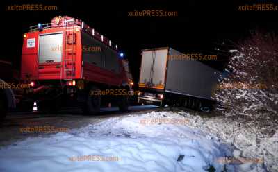 Schneechaos in Sachsen führt zu vielen Laster-Unfällen! Spiegelglatte Straßen sorgen für gefährliche Rutschpartien auf der Autobahn: Zwei LKW kommen auf der A4 von der Fahrbahn ab und landen im Graben - Feuerwehr im Einsatz