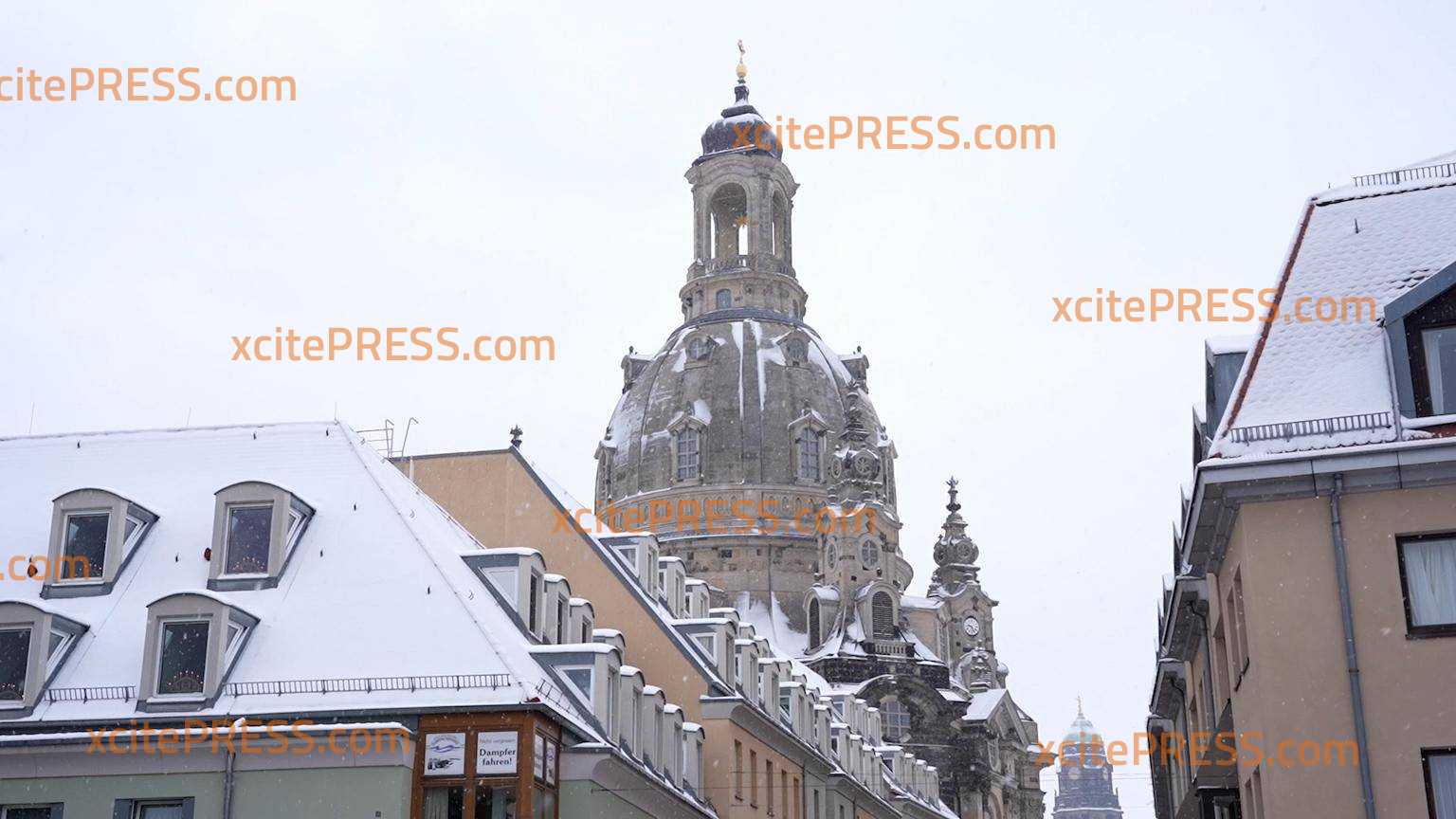 Weißer Schnee-Traum für Touristen und Einheimische! Dresdner Altstadtkulisse komplett zugeschneit - Winterdienst im Dauereinsatz, „Ich freue mich sehr über dieses Wetter!