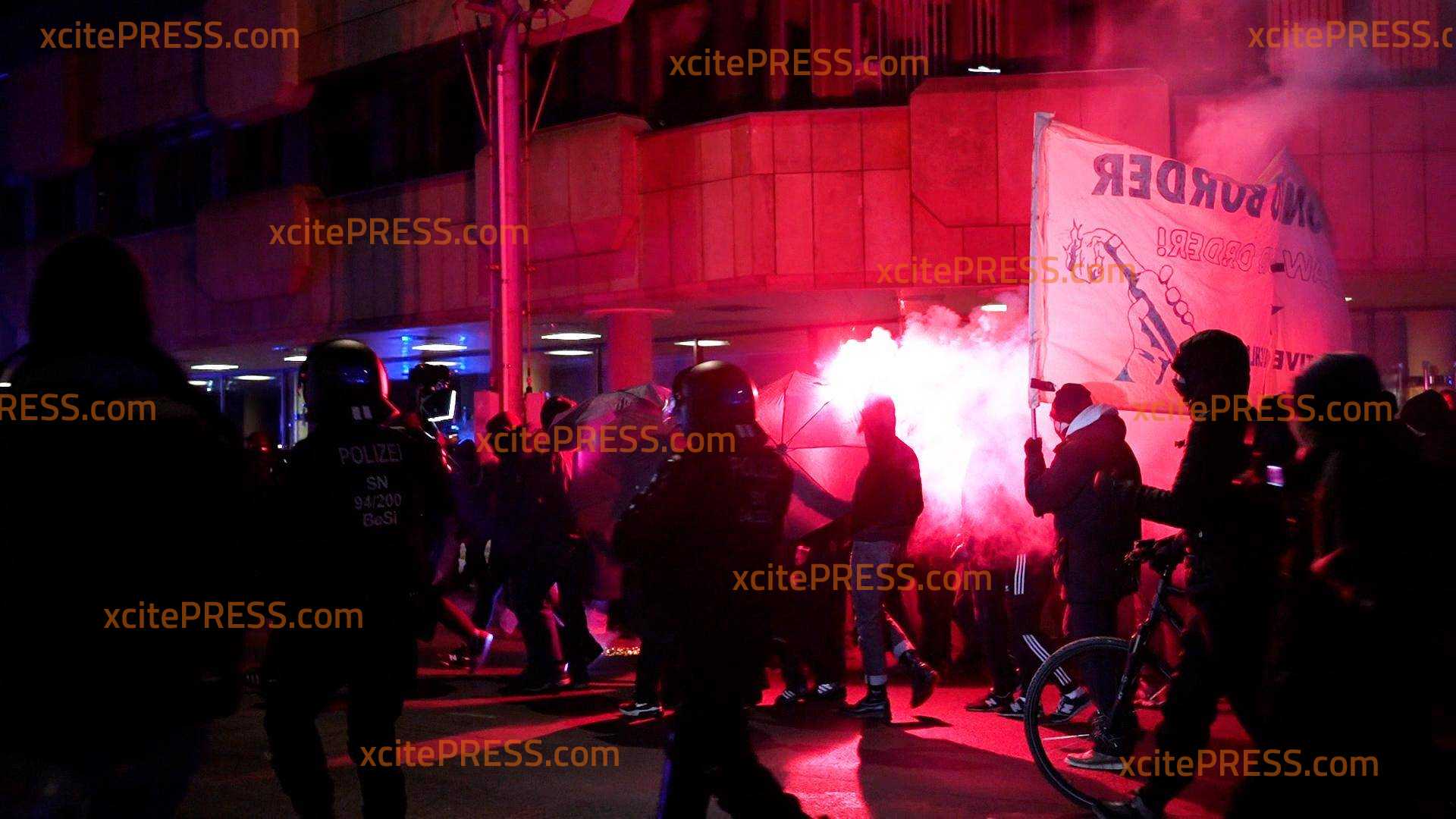 Linke Demonstranten werfen Böller und Farbbeutel auf Polizisten und Wache, massive Beleidigungen gegen Beamte: „Das geht einem als Polizist schon nah.