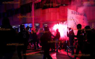 Linke Demonstranten werfen Böller und Farbbeutel auf Polizisten und Wache, massive Beleidigungen gegen Beamte: „Das geht einem als Polizist schon nah.