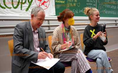 Nach tagelanger radikaler Hörsaal-Besetzung: Klimaaktivisten boxen ihre Ziele durch und beenden den Protest! Einigung mit Uni-Rektorat, gemeinsame Erklärung wird unterschrieben: Die Leipziger Universität drohte zwischenzeitlich mit einer Polizei-Zwangsräumung