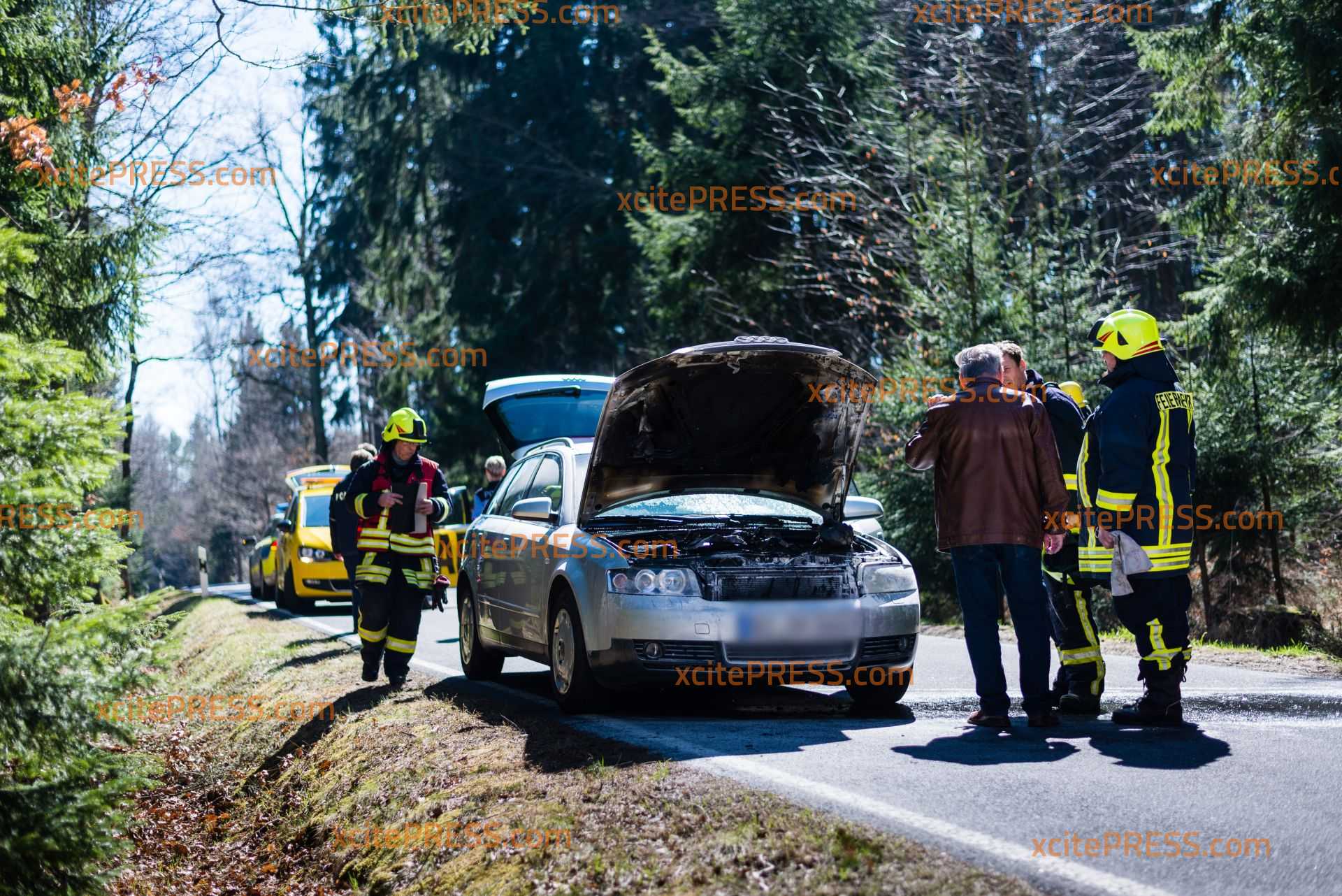 Auto gerät auf Landstraße in Brand: Pannendienst ist mit Feuerlöscher zur Stelle