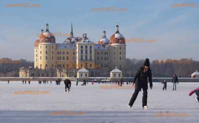 Märchenhaftes Winter-Wetter und zugefrorener Schlossteich im sächsischen Moritzburg! Viele Menschen fahren Schlittschuh und genießen den vierten Advent, hohes Besucheraufkommen sorgt für meterlange Schlangen bei Parkscheinautomaten: sogar Kutschen-Pferde sind weihnachtlich gekleidet, frostige Temperaturen halten Touristen nicht auf, die „Drei Haselnüsse für Aschenbrödel