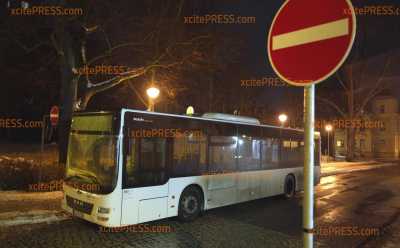 In Bautzen geht nichts mehr! Alle Busse wegen Blitzeis-Chaos eingestellt - ratlose Fahrgäste kommen nicht weg. Einwohner schlittern durch die Straßen!: Auch die berühmte Montagsdemo muss ausfallen! Stattdessen Geschichtsbuch-für-Reichsfahne-Aktion im Sorbenhaus! Spiegelglatte Straßen machen Reisenden einen Strich durch die Rechnung. 