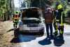 Auto gerät auf Landstraße in Brand: Pannendienst ist mit Feuerlöscher zur Stelle