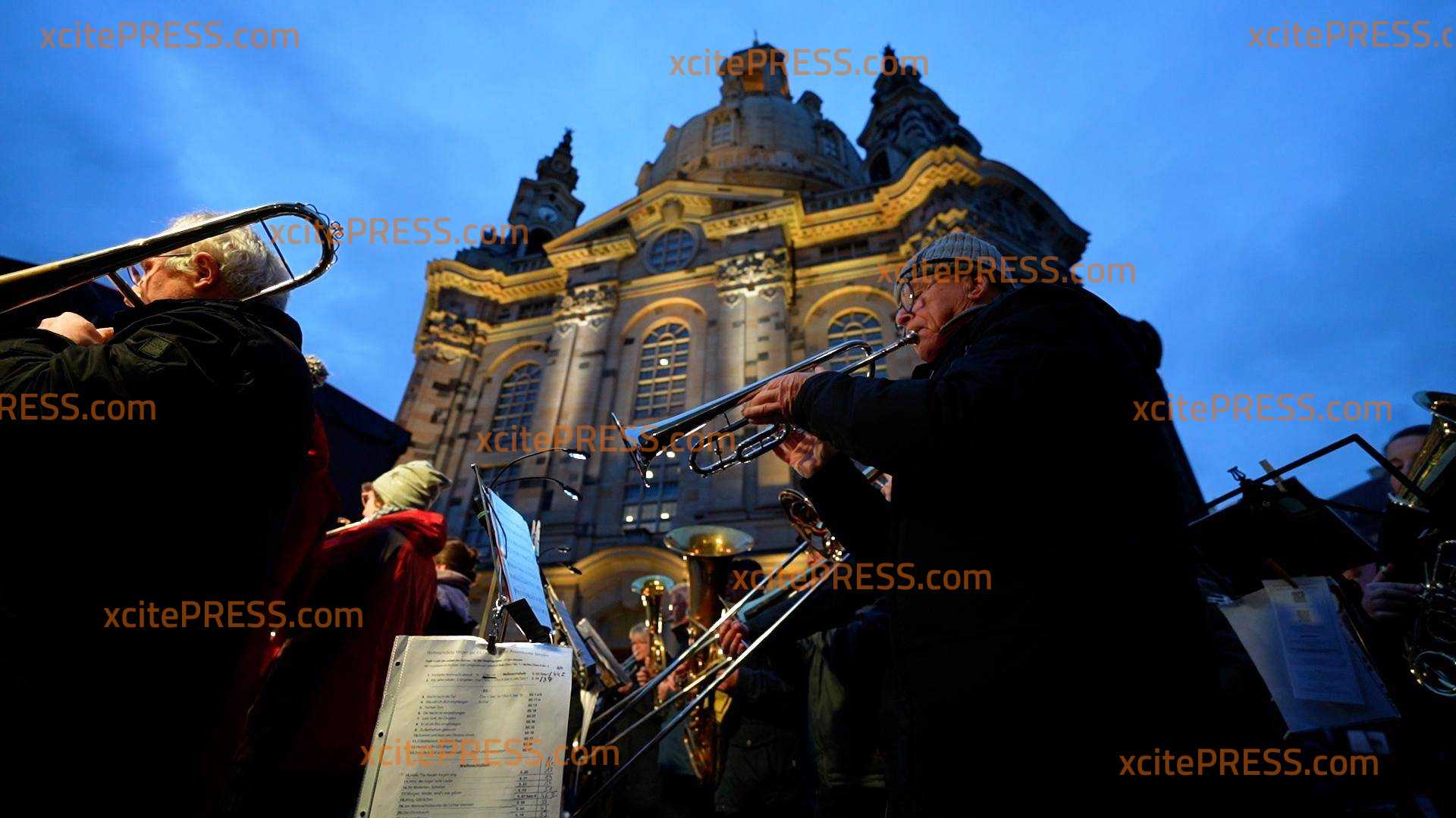 Beeindruckendes Weihnachts-Vesper vor der weltbekannten Dresdner Frauenkirche! 15.000 Menschen singen gemeinsam Weihnachtslieder und beten für Frieden in der Welt - auch Sachsens Ministerpräsident Kretschmer und Oberbürgermeister Hilbert singen mit: beeindruckender Bürger-Chor mitten in der Dresdner Altstadt macht Freude auf das Weihnachtsfest