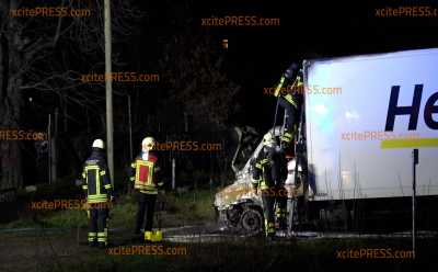 Fünf Laster und ein Transporter in Flammen! Offenbar Brandanschlag bei Fahrzeugvermieter in Leipzig - Polizei prüft politische Motivation und will Brandursachenermittler zum Einsatz bringen: Feuerwehreinsatz am S-Bahnhof-Plagwitz in der Messestadt