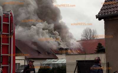 Brand auf Vierseitenhof, Feuer greift auf Dachstuhl - Haus derzeit nicht zu vertreten: Eine verletzte Person