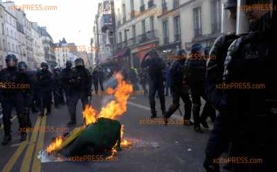 Schwere Ausschreitungen bei Mega-Demo gegen Rentenreform in Paris - Es fliegen Steine und Flaschen, Bankautomaten werden komplett zerstört, Barrikaden errichtet und in Brand gesetzt : Polizei und Feuerwehr unternimmt verzweifelt Löschversuche, Straßen in der französischen Hauptstadt vollgestopft