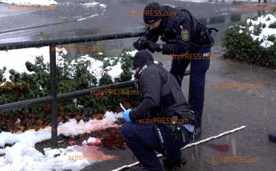 Mann an Straßenbahnhaltestelle in Dresden-Prohlis niedergestochen - Streit zwischen drei Personen endet blutig, eine Person mit schweren Stichverletzungen vom Rettungsdienst in Klinik gebracht, Täter weiterhin flüchtig: Polizei sichert erste Spuren und macht Fotos vom Tatort