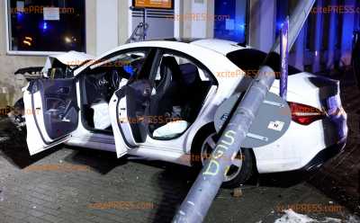 Verfolgungsfahrt endet mit schwerem Crash - Mercedes nimmt Laterne mit und kracht gegen Hauswand, Verkehrs-Rowdy und Beifahrerin schwer verletzt in Klinik gebracht: ausführliche Schnittbilder