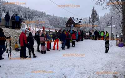 Touristen-Ansturm auf Rodelhänge und Skipisten! Winter-Wonderland im Osterzgebirge bei Altenberg, perfekter Ausflug für Familien bei Schneepracht und winterlichen Minusgraden: Schnee-Wanderer begeistert: 