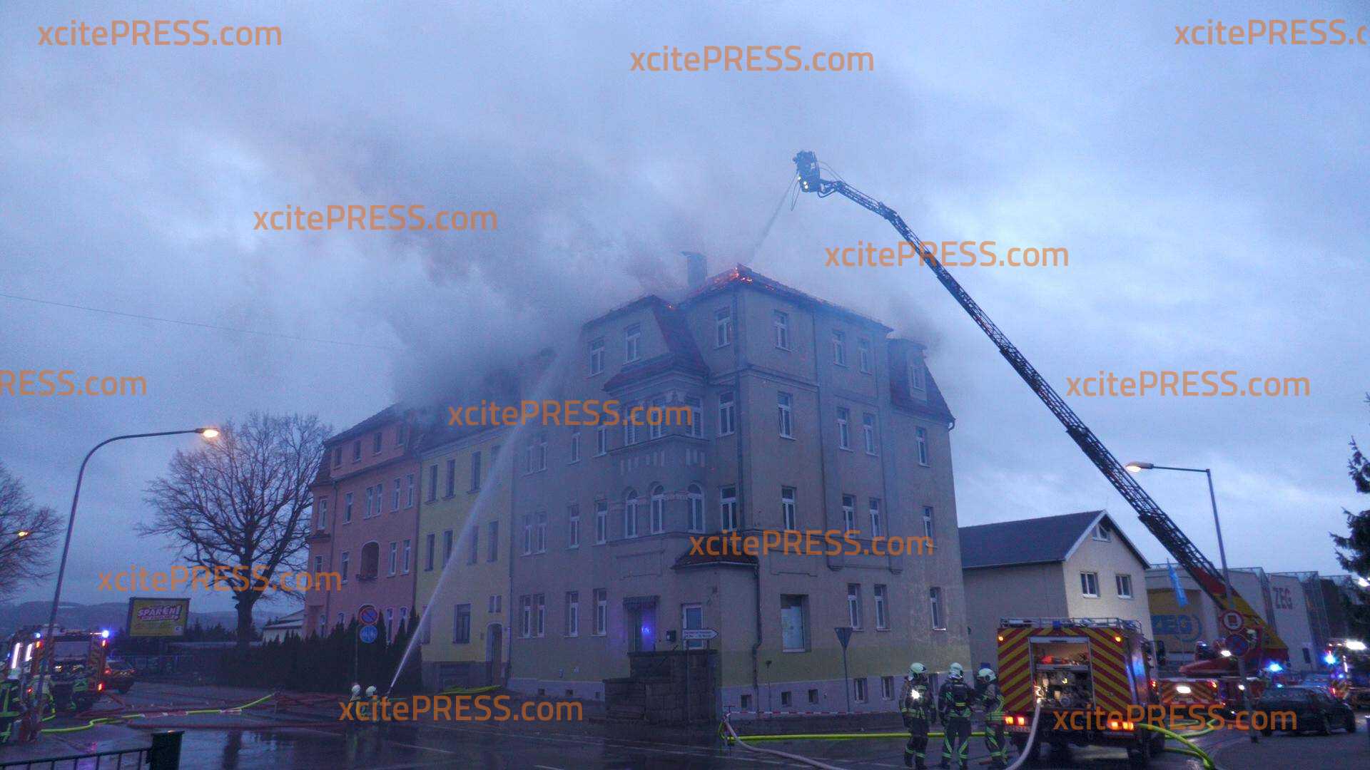 Dachstuhl von Wohnhaus in Brand - Wind facht Flammen extrem an!: Feuerwehr im Großeinsatz, Wohnhaus unbewohnbar