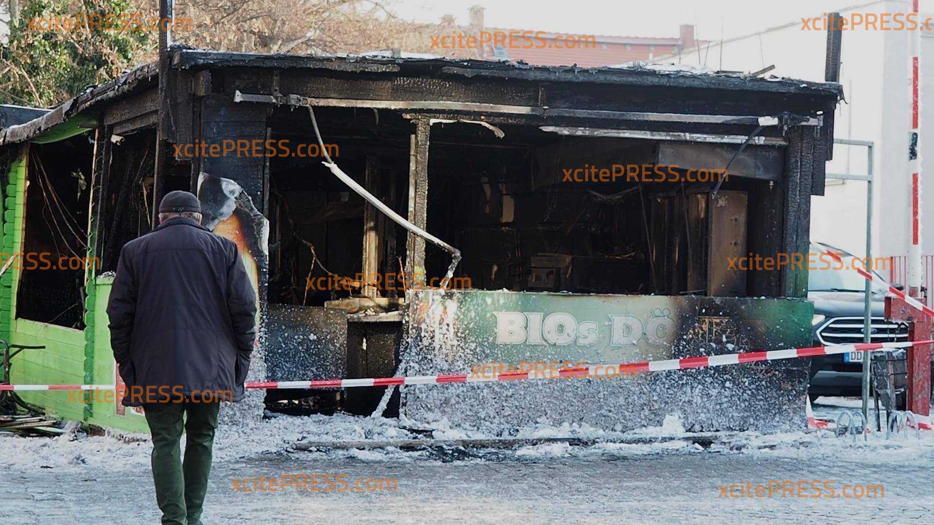 Beliebter Döner-Laden in Dresden komplett abgefackelt - Feuerwehr kann den Imbiss nicht mehr retten, Brandursachenermittlung der Polizei bei Tageslicht im Einsatz: Polizei sucht nach Zeugen
