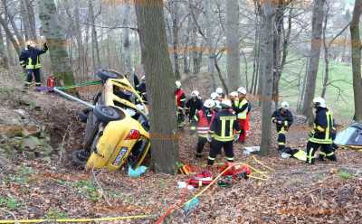 Auf gesperrter Strasse! Auto kracht in Baumgruppe: Feuerwehr muss Fahrer befreien