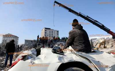Erdbeben in der Türkei: Etliche Helfer versuchen noch Überlebende in den Trümmern zu bergen, auch viele deutsche Helfer packen mit an - Bilder der Verwüstung und Zerstörung in den betroffenen Gebieten: Hoffen auf ein Wunder, schon über  20.000 Tote geborgen