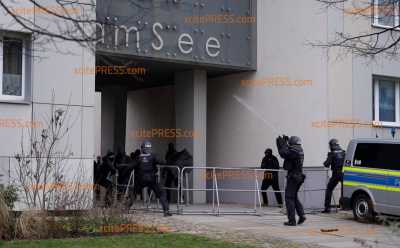 Aggressive Stimmung bei Neonazi-Demo in Dresden: Linke versuchen Polizeikette zu durchbrechen und werfen Steine auf Polizisten (ON TAPE) - Polizei setzt Pfefferspray ein: Polizei bekommt Unterstützung aus sechs Bundesländern und rechnet mit massiven Verkehrseinschränkungen im Stadtgebiet