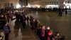 Mega-Menschenkette erinnert an Bombardierung Dresdens am 13. Februar 1945 - „Nie wieder Krieg!" Tausende Menschen fassen sich für mehrere Minuten an den Händen, auch wichtige Politikerinnen und Politiker reihen sich ein: Leuchtende Kerzen und emotionale Stimmung in Sachsens Landeshauptstadt