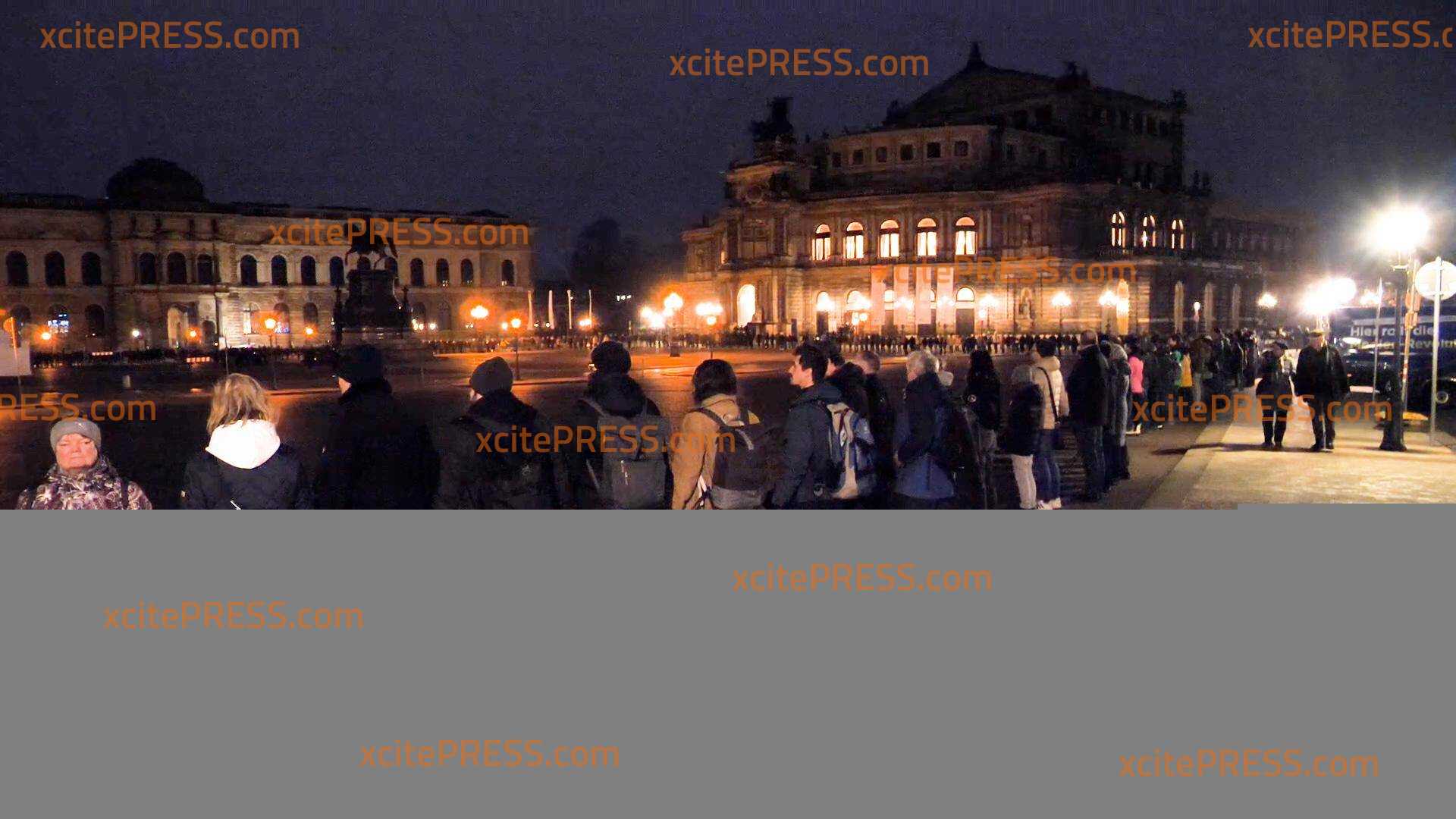 Mega-Menschenkette erinnert an Bombardierung Dresdens am 13. Februar 1945 - „Nie wieder Krieg!