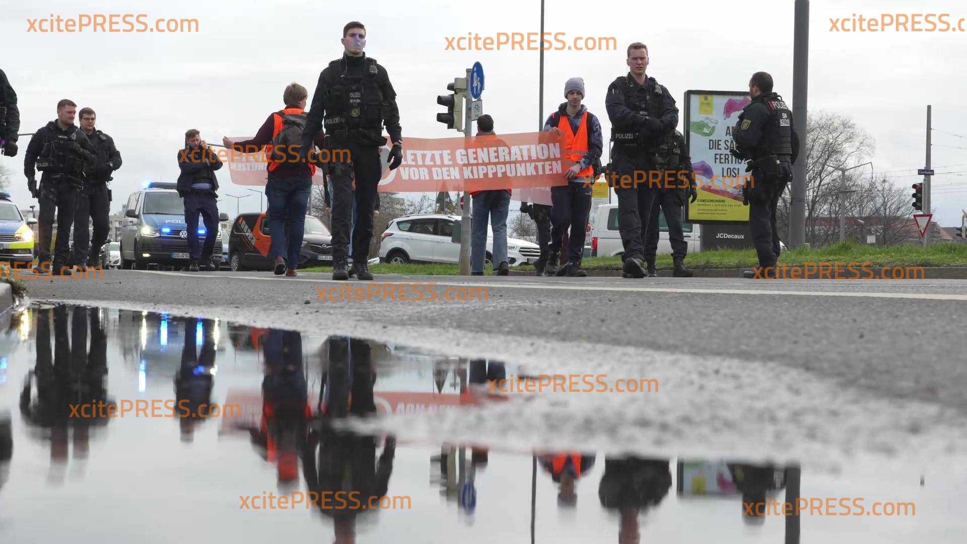 Letzte Generation mit neuer Protestform: sie stolzieren den Autofahrern vor der Nase herum und legen die Innenstadt erneut lahm, Autofahrer versuchen Klima-Kleber einzukesseln: Protestoffensive der Letzten Generation in Dresden