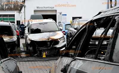 Mehrere Fahrzeuge auf Autohausgelände in Brand: Polizei sucht Zeugen