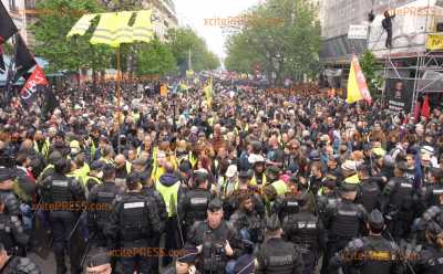 1. Mai in Paris: Schwere Ausschreitungen bei Massenprotesten gegen Rentenreform: Polizei mit Großaufgebot im Einsatz - auch Wohnhaus bei Ausschreitungen in Brand