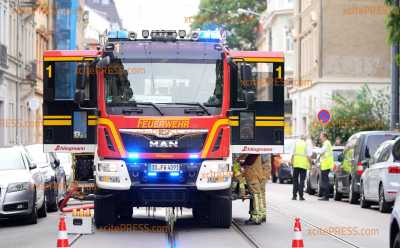 Wohnungsbrand in Dachgeschosswohnung in Dresdner Neustadt - WG brennt lichterloh, Mieter können sich aus dem Mehrfamilienhaus retten, viele Schaulustige beobachten die Löscharbeiten: Straße muss voll gesperrt werden, umfangreiche Belüftungsmaßnahmen nötig