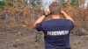 Waldbrand-Sorge bei der Feuerwehr! Groß angelegte Übung in Sachsen und Experiment: Wie schnell kann eine weggeworfene Zigarette einen Waldbrand entfachen? Innerhalb weniger Sekunden brennt es lichterloh... Feuerwehrsprecher gibt ausführliche Tipps zur Verhinderung von Waldbränden, beschreibt das Experiment und die Vorbereitungen der Kameraden für den Sommer: Erst vor wenigen Tagen brannte es in einem Waldstück bei Oberlichtenau in Sachsen, beim Dreh entdeckt der Feuerwehr-Sprecher plötzlich ein weiteres qualmendes Glutnest: "Das macht es so kompliziert. Auch nach Tagen können Flammen wieder auflodern. Ich muss jetzt die Kollegen verständigen."