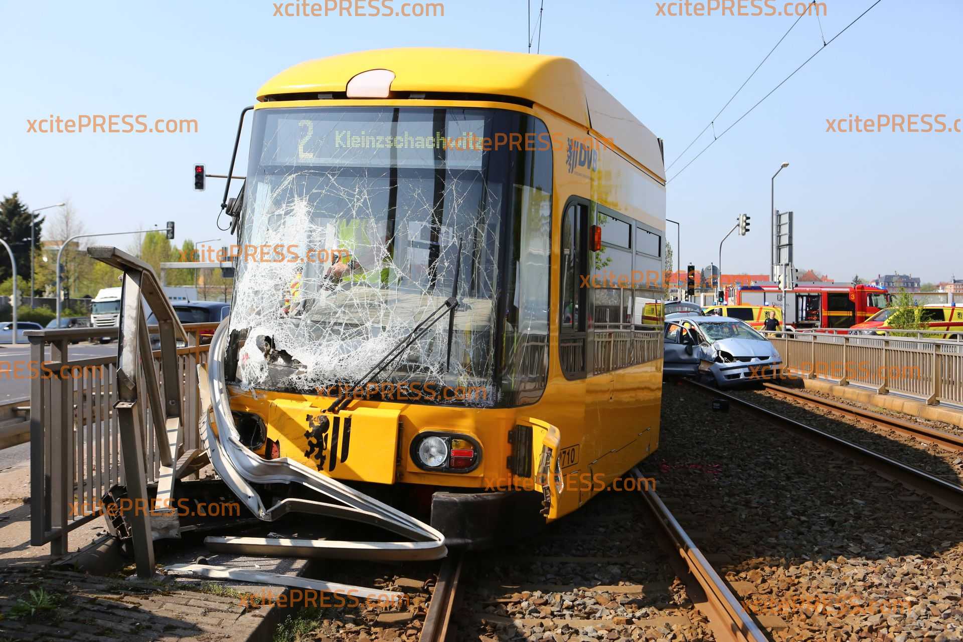 Schwerer Straßenbahnunfall: Tram kollidiert mit PKW: Straßenbahn kollidiert mit Brückengeländer und entgleist, mindestens 2 Verletzte