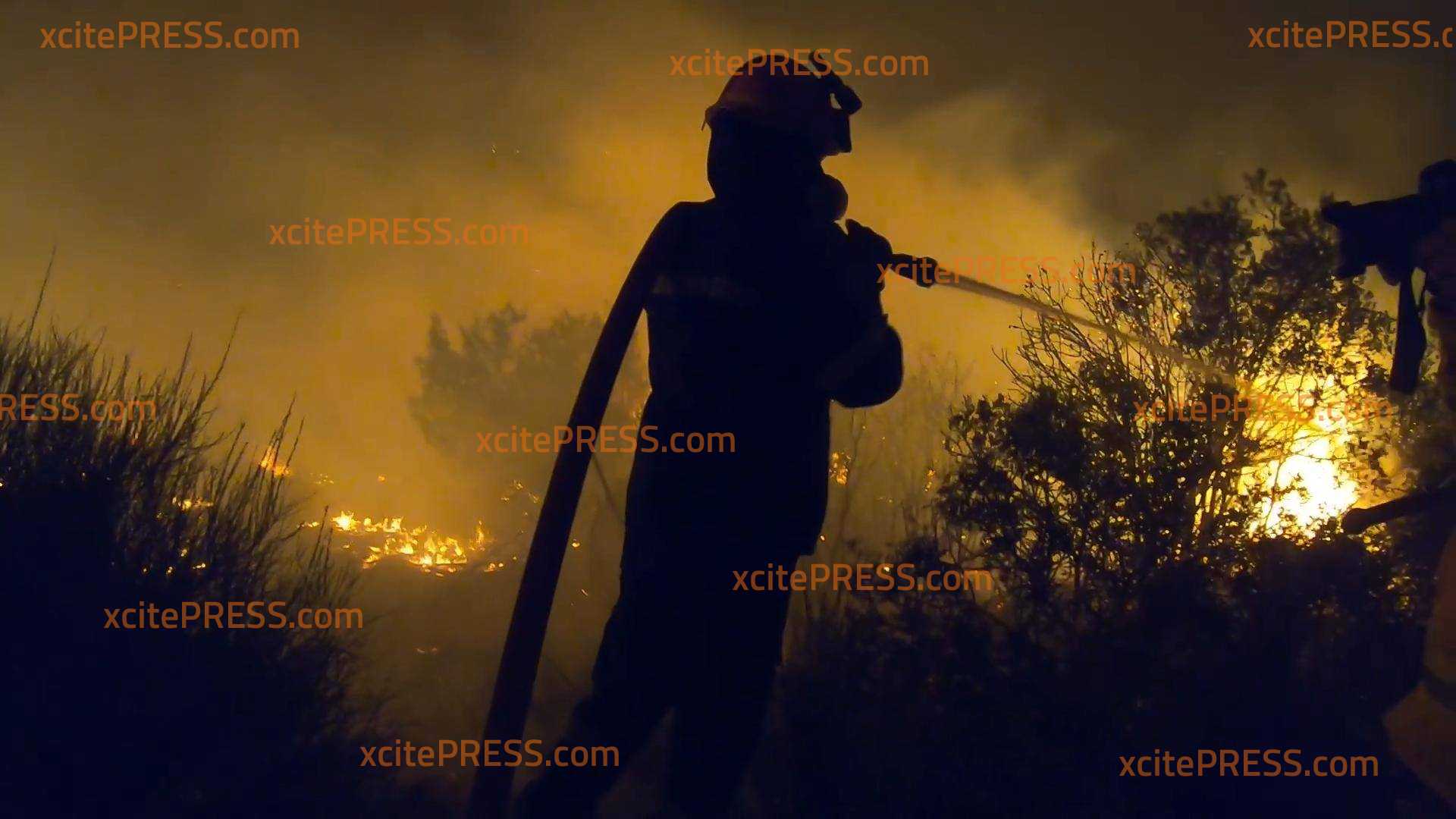 Waldbrände bei Athen über Nacht wieder eskaliert - exklusive GoPro-Aufnahmen vom Kampf der Einsatzkräfte an der vordersten Feuerfront: Hubschrauber konnten die Lage am Tag endlich eindämmen - doch jetzt droht die Situation erneut außer Kontrolle zu geraten!