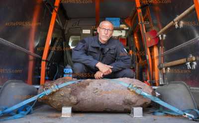 Bombe ist entschärft - Zünder erfolgreich mittels spezieller Technik entfernt: Bombenentschärfer zeigen stolz die 250kg Fliegerbombe: 