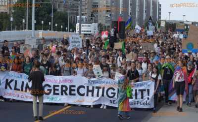 Weltweiter Klimastreik: Schüler machen auf der Demo ihre Hausaufgaben (ON TAPE) - Tausende Schüler demonstrieren lautstark in Dresden für mehr Klimaschutz: Laut den Veranstaltern etwa 6.000 Teilnehmer