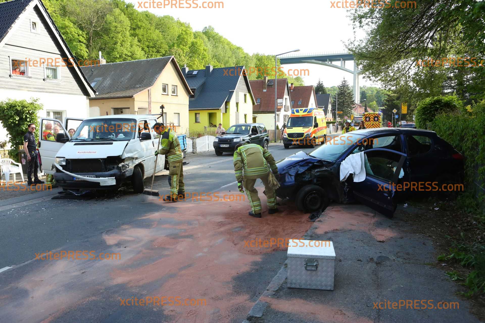 PKW in Gegenverkehr geschleudert:  5 Verletzte: Rettungshubschrauber und mehrere Rettungswagen im Einsatz